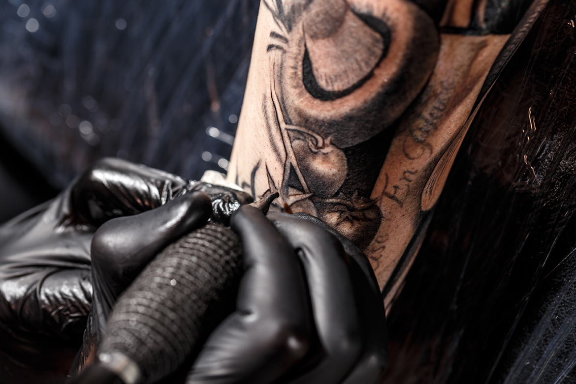 close-up-tattoo-artist-PAYC79N.jpg