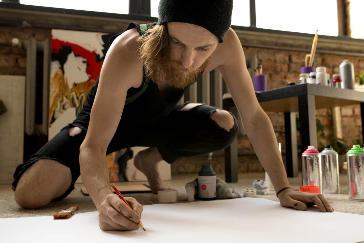 contemporary-artist-sketching-on-floor-N2DU8FY.jpg